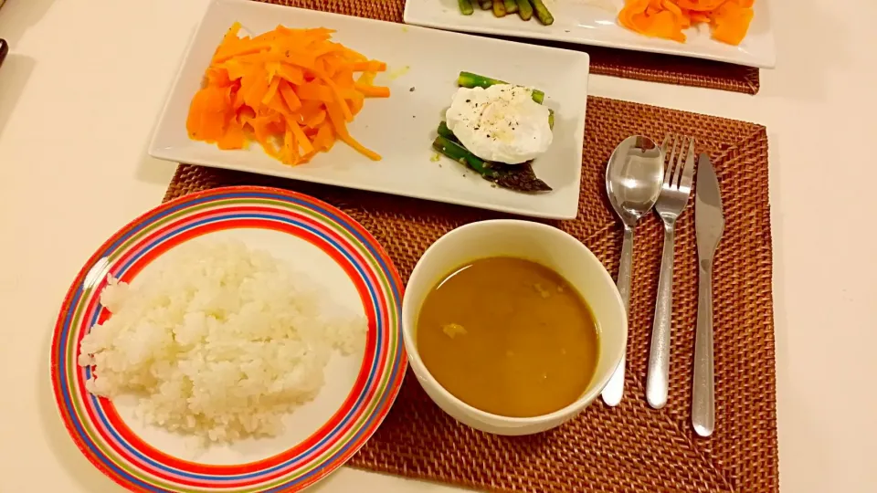 今日の夕食 無印のグリーンカレー、にんじんのマリネ、アスパラソテーの半熟卵のせ|pinknari🐰🌈さん