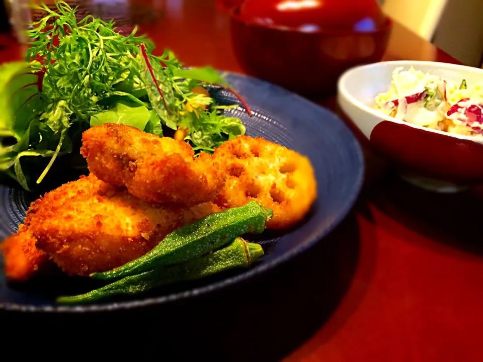 秋鮭と蓮根のフライ
オクラの素揚げ
豆腐ときのこの味噌汁
ポテトサラダ|かおり🐰さん