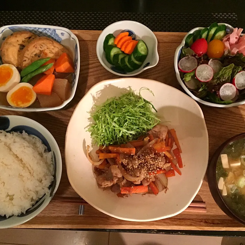 豚の生姜焼き、がんもどきの煮物、ぬか漬け、サラダ、あおさと豆腐のお味噌汁|ayumiさん