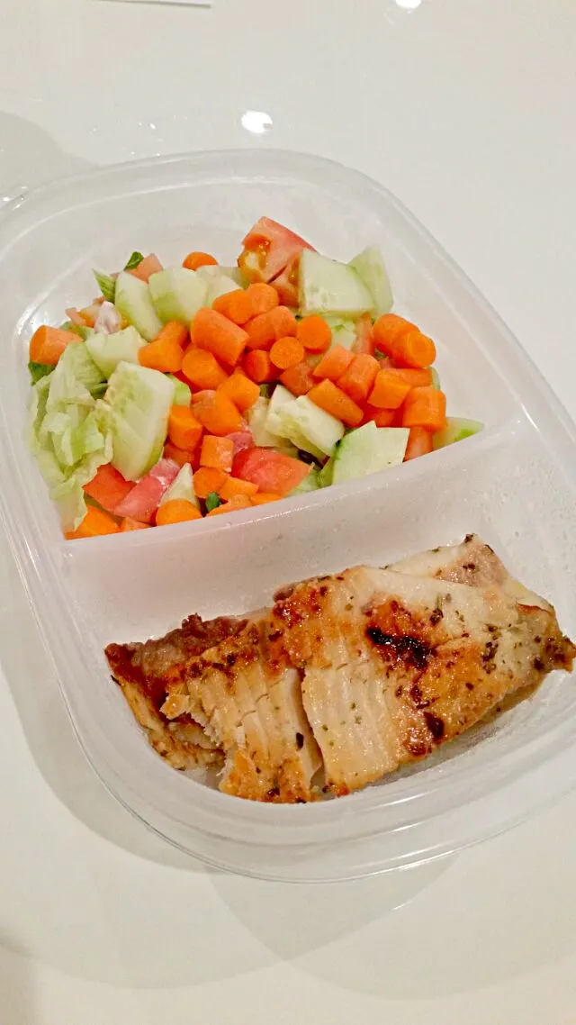 grilled tilapia & green salad🐟|Marjorie Estúpinanさん