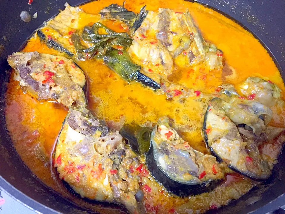 Snapdishの料理写真:Gule kepala ikan|yeni kartikasariさん