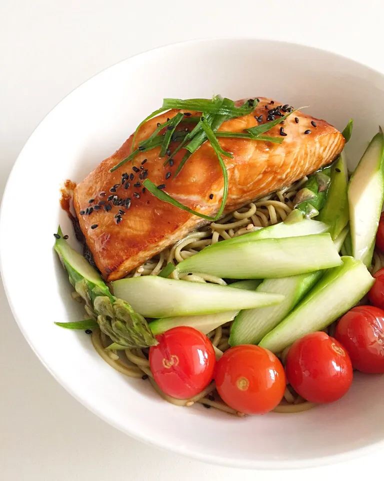 Miso glazed salmon, matcha soba, roasted asparagus and tomatoes|12Dragonさん