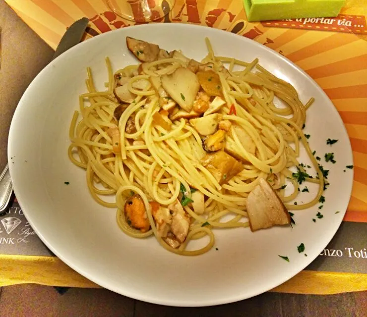 #spaghetti #FruttidiMare. #funghi #Fisch #Mushrooms|Eugenio Bertolacciniさん