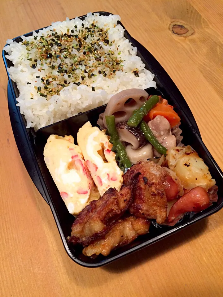 Snapdishの料理写真:出汁巻き卵と筑前煮で和弁当🍱|meyou..さん