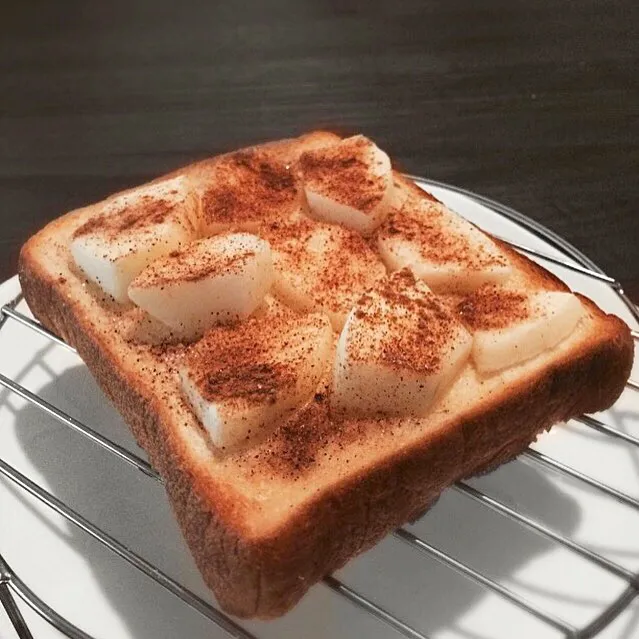 Snapdishの料理写真:cinnamon apple toast🍎🍞✨|まきんすぱん///さん