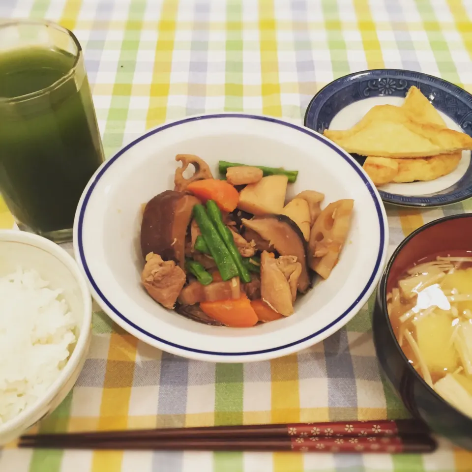 夜ご飯。筑前煮で野菜たくさん°˖✧◝(⁰▿⁰)◜✧˖°油揚げのぽたぽた焼き、豆腐とエノキの味噌汁、いつもの青汁！|Sah.Ahamさん