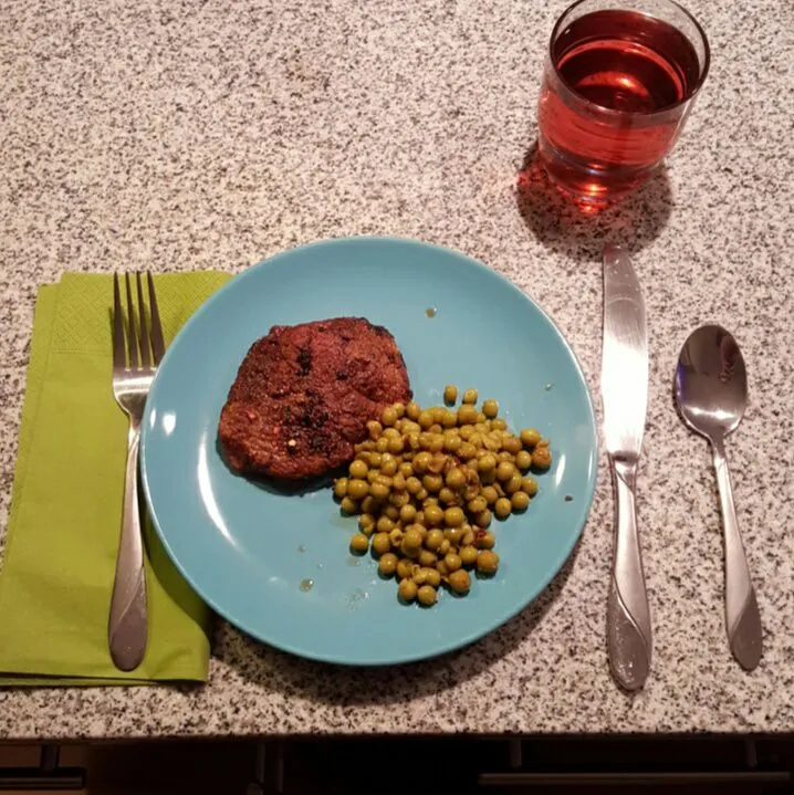 Round Steak with Hawaiian Honey Teriyaki rub and blanched peas with pink peppercorns and lemongrass.|Stephen Hellierさん