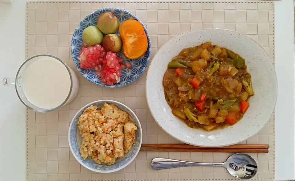 Snapdishの料理写真:Breakfast: fried rice with egg, curry vegetable, fruit(pomegranate, date,  persimmon), soy milk.|Liciaさん