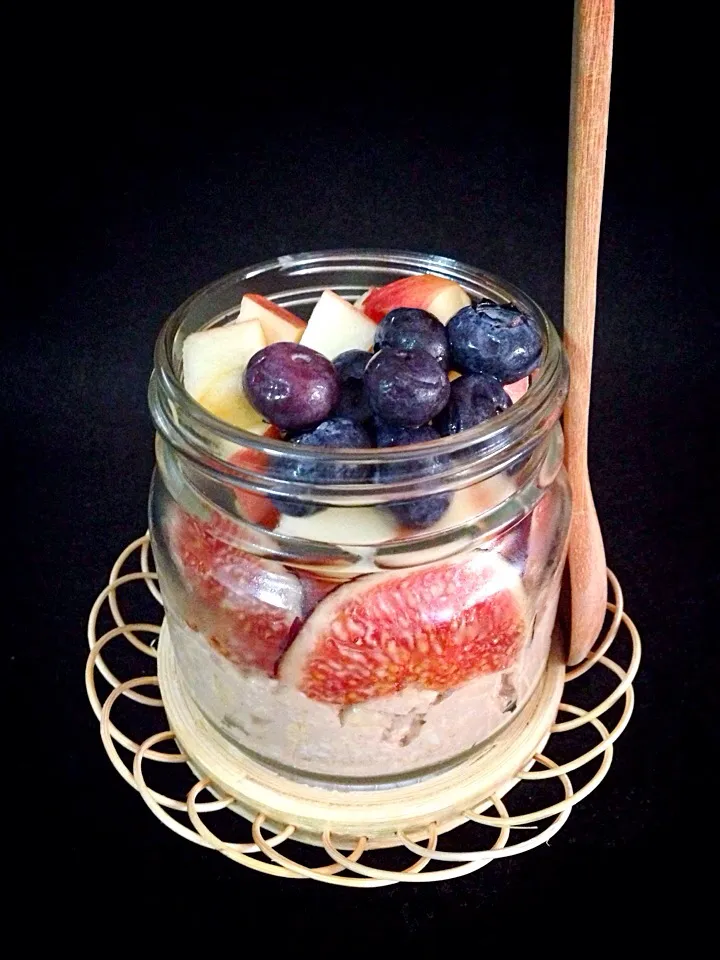 Breakfast on the go - Milo yogurt overnight oats with fresh figs, apples and blueberries|coxiella24さん