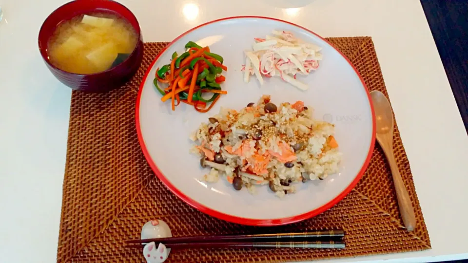 今日の昼食 鮭ときのこの炊き込みご飯、ピーマンとにんじんのきんぴら、大根サラダ、豆腐とわかめの味噌汁|pinknari🐰🌈さん