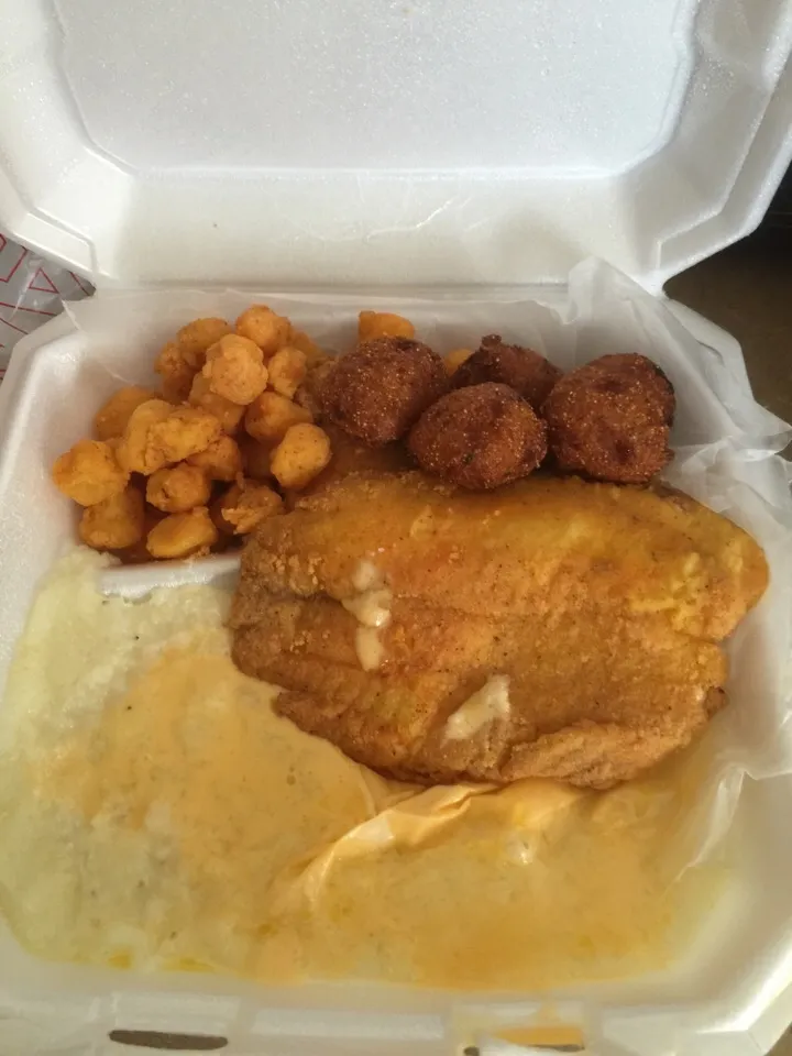 Seafood Friday- scallops, talapia, hush puppies, cheese grits|Richard Thompsonさん