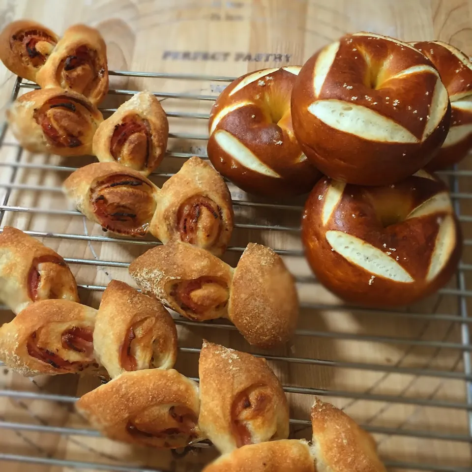 ベーコンエピとプレッツェルベーグル焼きました☻|みりんさん