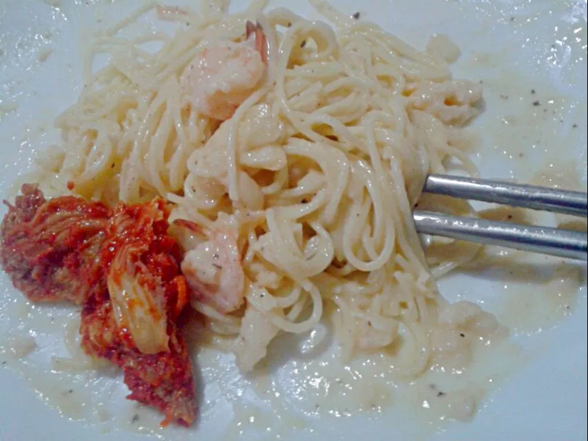 angel hair pasta in cream white sauce with shrimp and cream of dory plus kimchi|hungry_picassoさん