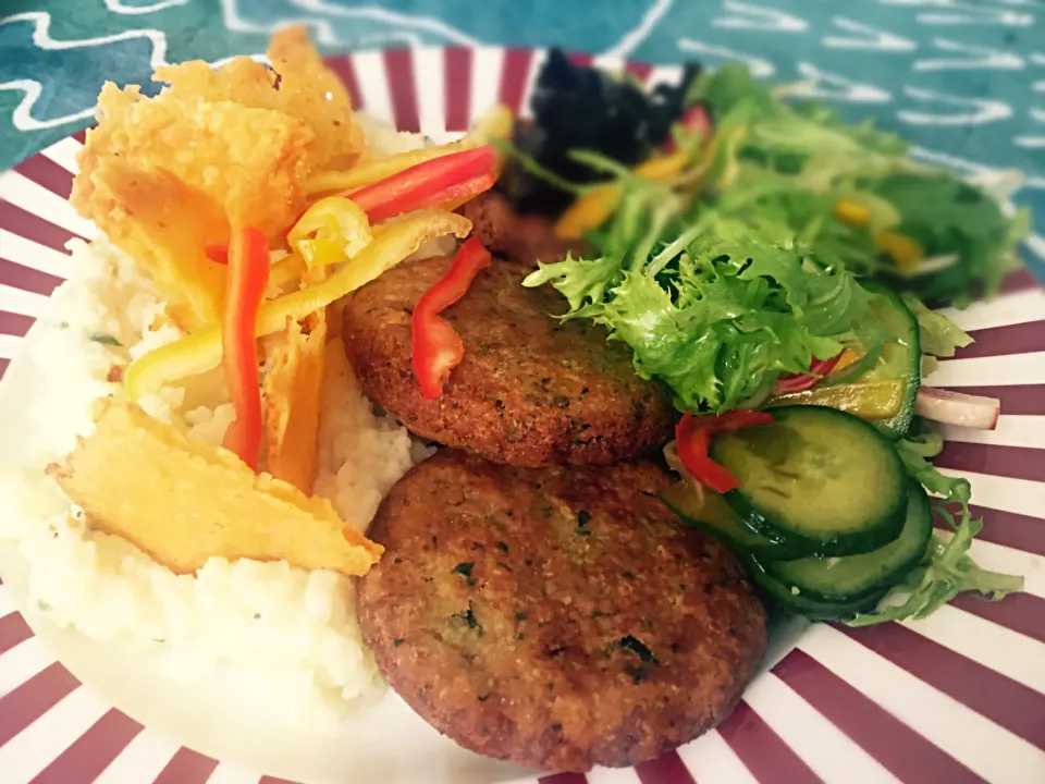 Falafel, mash cauliflower potato, cheddar cheese crisps and greens|Sergio Lacuevaさん