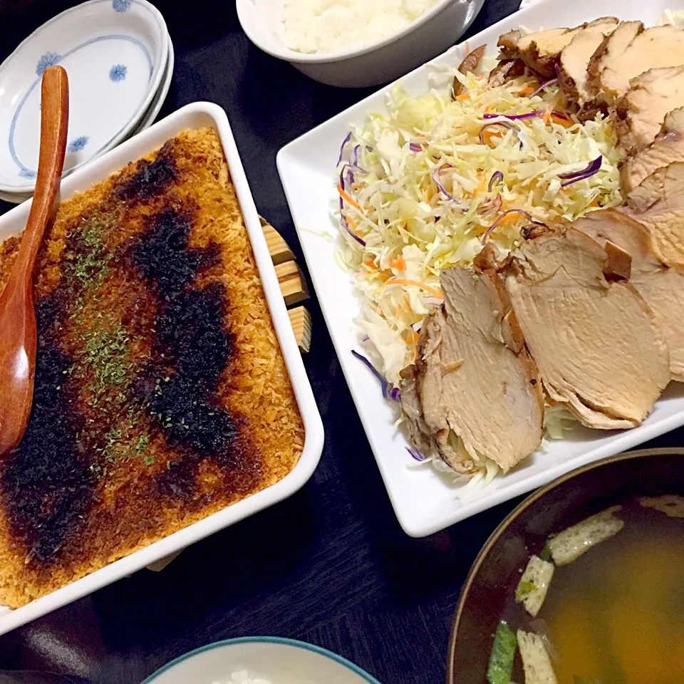 今日の晩ご飯は、コーンクリームのスコップコロッケ、紅茶鶏のサラダ、味噌汁。|ゆえさん