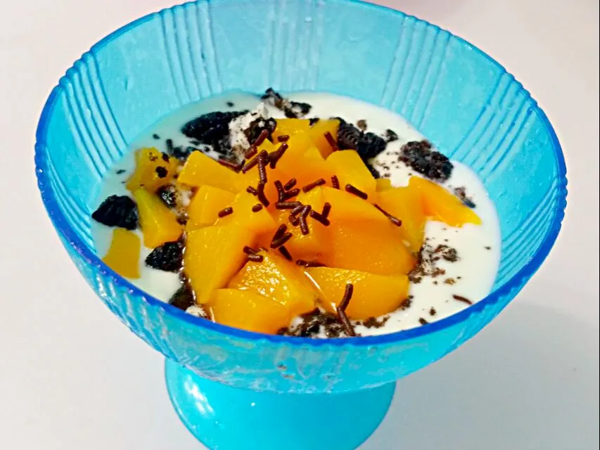 Low Fat Yoghurt + Crushed Oreo + Peaches + Choc Rice|🌷lynnlicious🌷さん