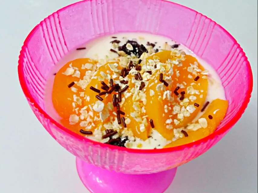 Low Fat Yoghurt + Crushed Oreo + Oats + Peaches + Raw Honey 😘|🌷lynnlicious🌷さん