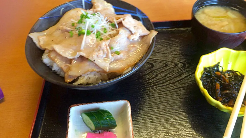 Snapdishの料理写真:塩ダレ豚丼|にらさん