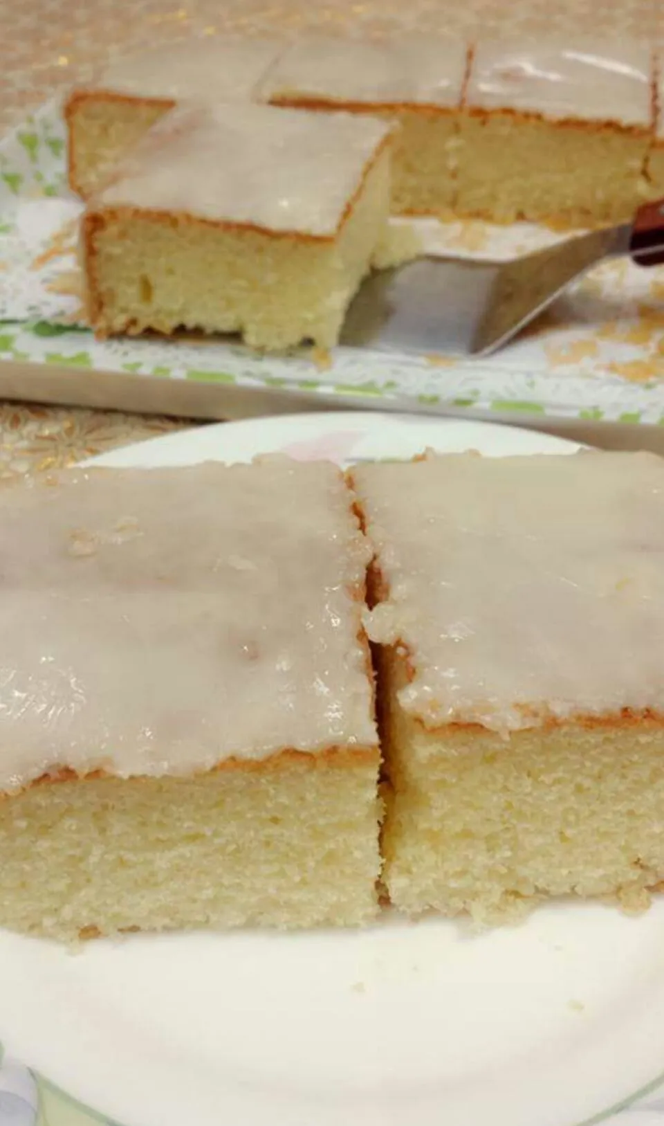 Lemon Chiffon cake wid lemon icing

Ing:
2 cups flour
1 cup sugar
1/4 tsp salt
2 tsp baking powder
1/2 tsp baking soda

8 egg yolks
4 tsp zest of lemon 
1/4 cup|Sofie's Kitchenさん