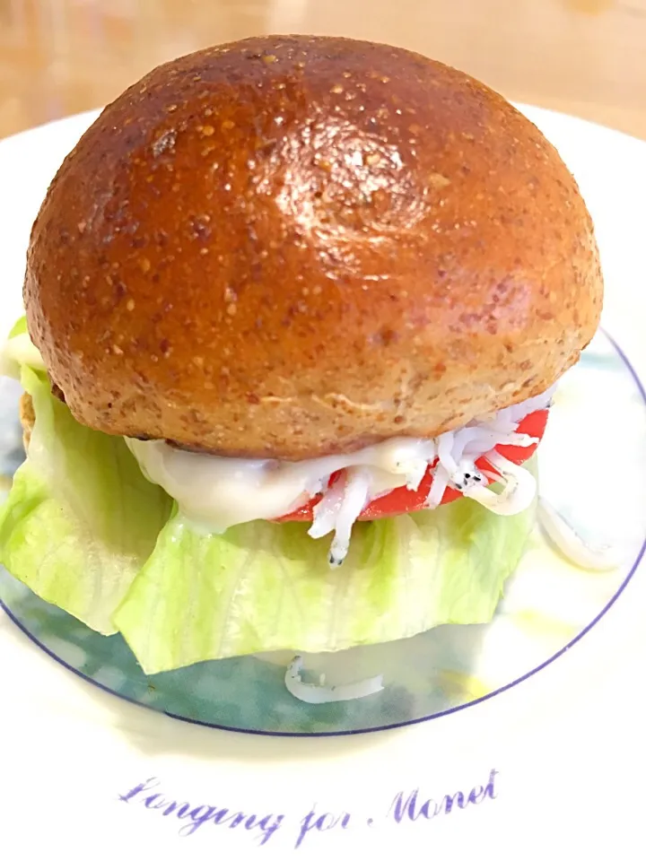 自家製パンで作った しらすバーガー|さと☆しさん