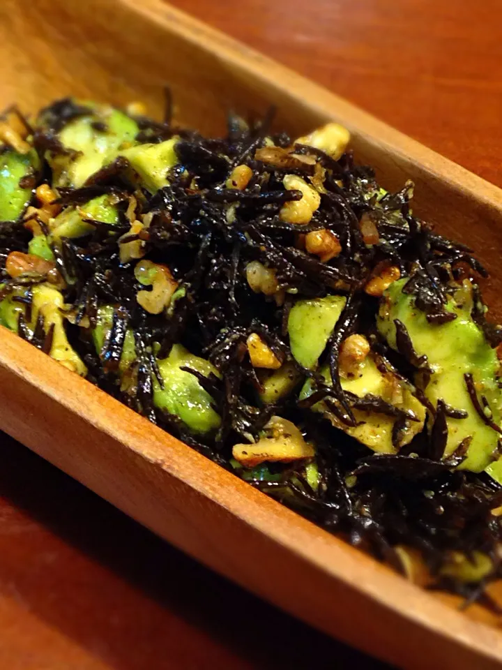 OMさんの料理 Marinated salad of marine-plants“Hijiki” with Japanese black seven pepper/黒七味を効かせたアボカドと芽ひじきのマリネサラダ|hannahさん