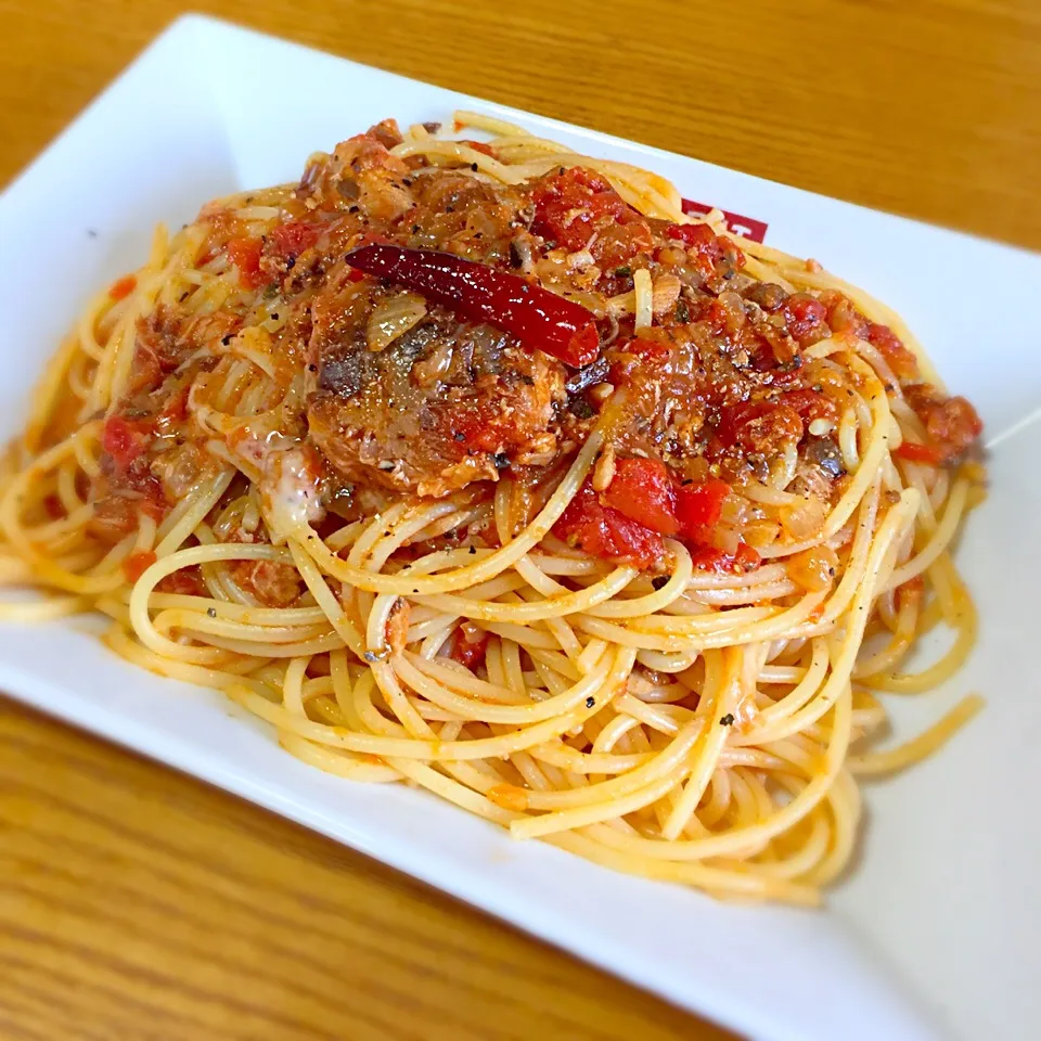 サバ缶でトマトソースのパスタ🍝
サバの水煮缶は優秀だわ❗️|ラー山さん