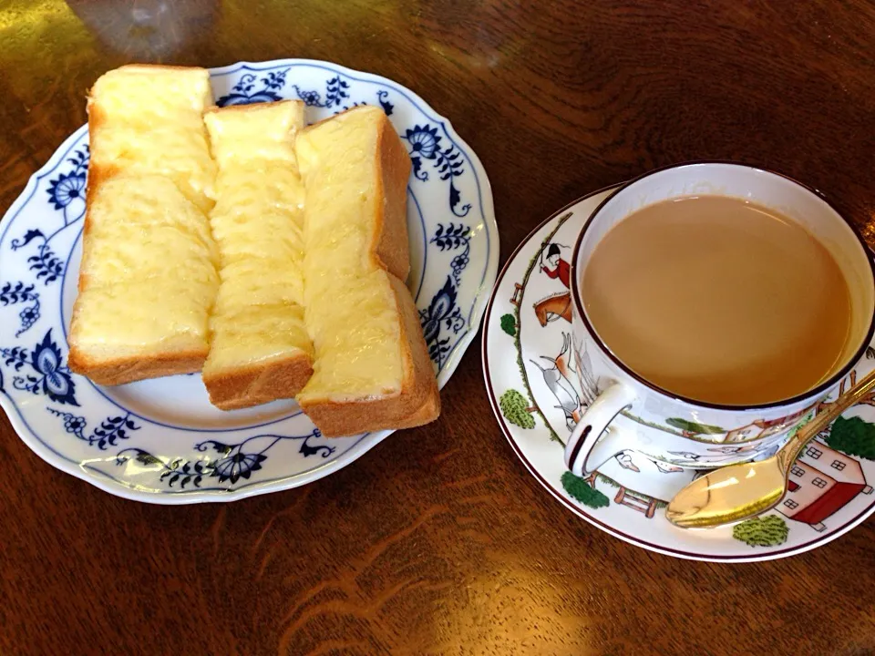 ホンキートンクのチーズトーストとカフェオレ|junkoさん