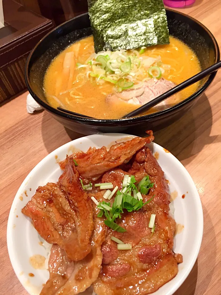 千歳空港の開高のホエー豚丼と味噌ラーメン|山本貴胤さん