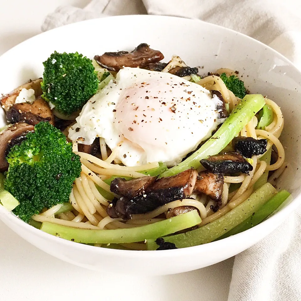 Mushroom & broccoli pasta topped with poached egg|12Dragonさん