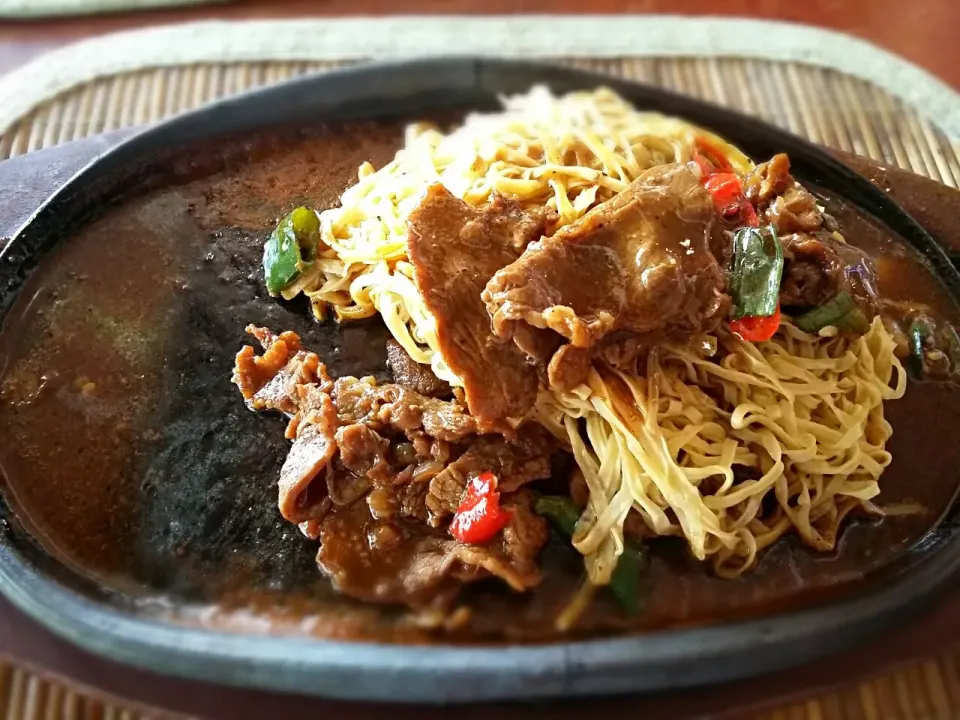 beef blackpepper noodles|Yosef Iwan Hさん