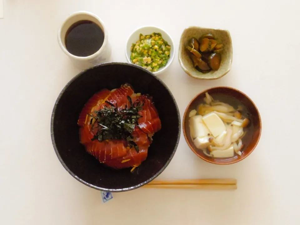 Snapdishの料理写真:漬けマグロ丼|みっちぃさん