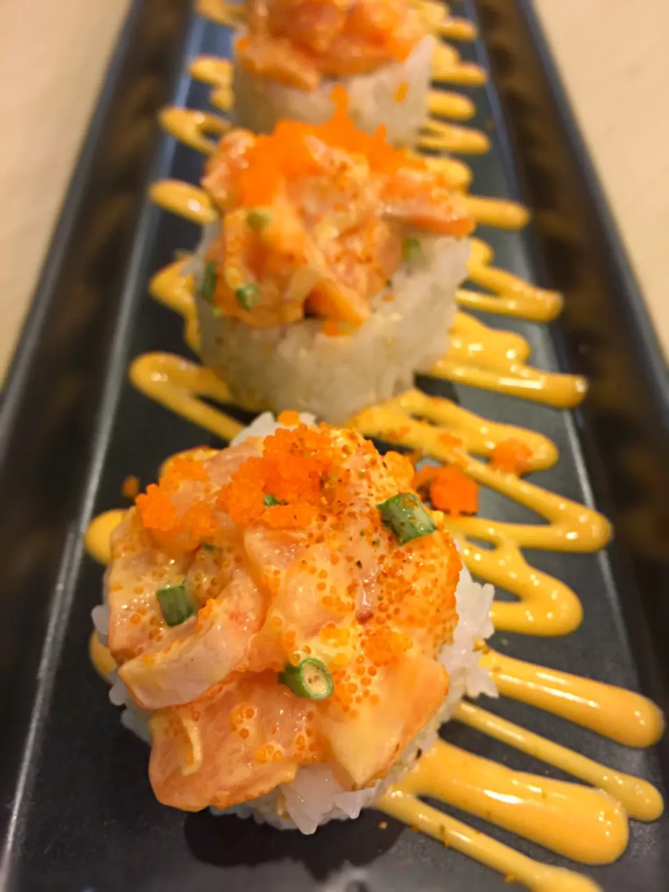 Spicy salmon roll|mee aphipongさん