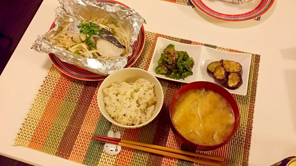 Snapdishの料理写真:今日の夕食 鰆の塩麹蒸し、なすのめんつゆ、ピーマンとじゃこの炒め物、油揚げと大根の味噌汁|pinknari🐰🌈さん