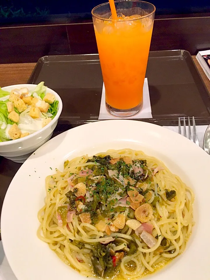 ベーコンと高菜のピリ辛パスタにミニサラダと野菜ジュース。|yumyum😋さん