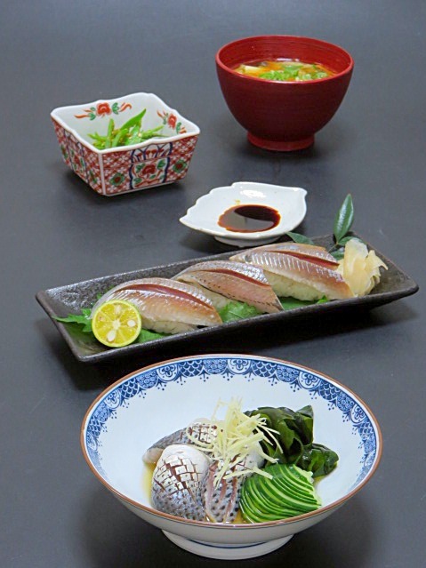 今晩は コノシロの酢の物 コノシロにぎり寿司 モロッコインゲンの胡麻和え 根菜と豆腐と茸の味噌汁シンコ コハダ ナカズミ コノシロと呼び名が変わる出世魚江戸前のシンコやコハダで寿司にすると絶品 寿司は光ものから食べるのが食通今日は徳島県産のコノシロ一種のみ