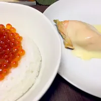 実家から送られてきたいくらをイクラ丼にしたやつと、鮭のスライスチーズ乗せ|msさん