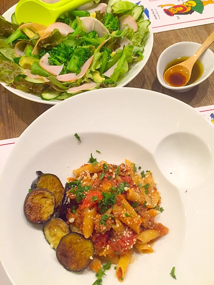 Snapdishの料理写真:日曜日のパスタ🍝ナス入りミートソースのペンネ🍆薄切りハムとアボカドのサラダ🍀|まみりんごさん