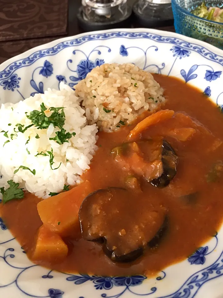 Snapdishの料理写真:休日ランチ♪野菜カレー☺︎ガーリックピラフ添え|ゆうにゃんさん