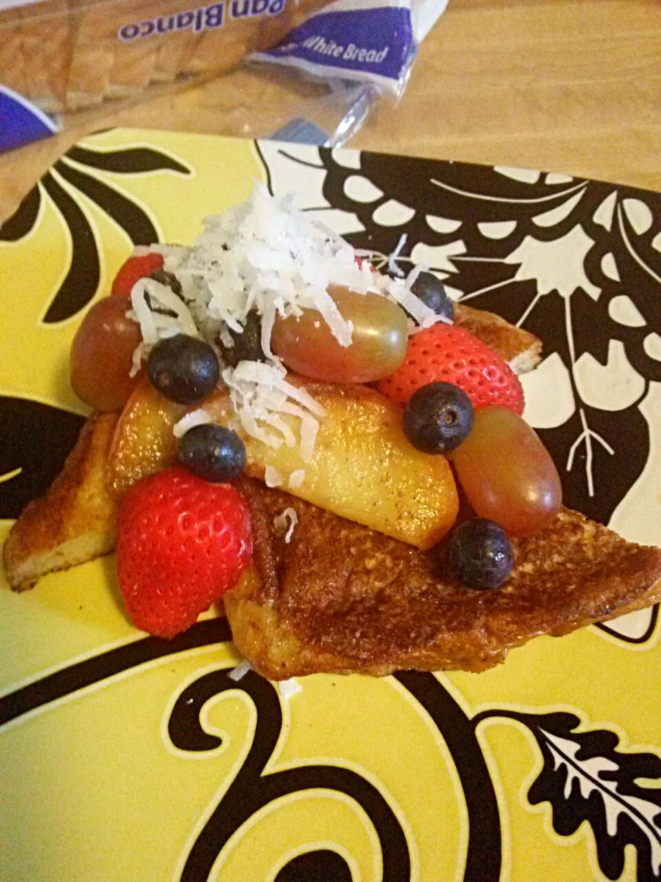 French toast ,topped with caramel apples,strawberries,blueberries,grapes and coconut flakes.|Chef-Jonathan TRさん