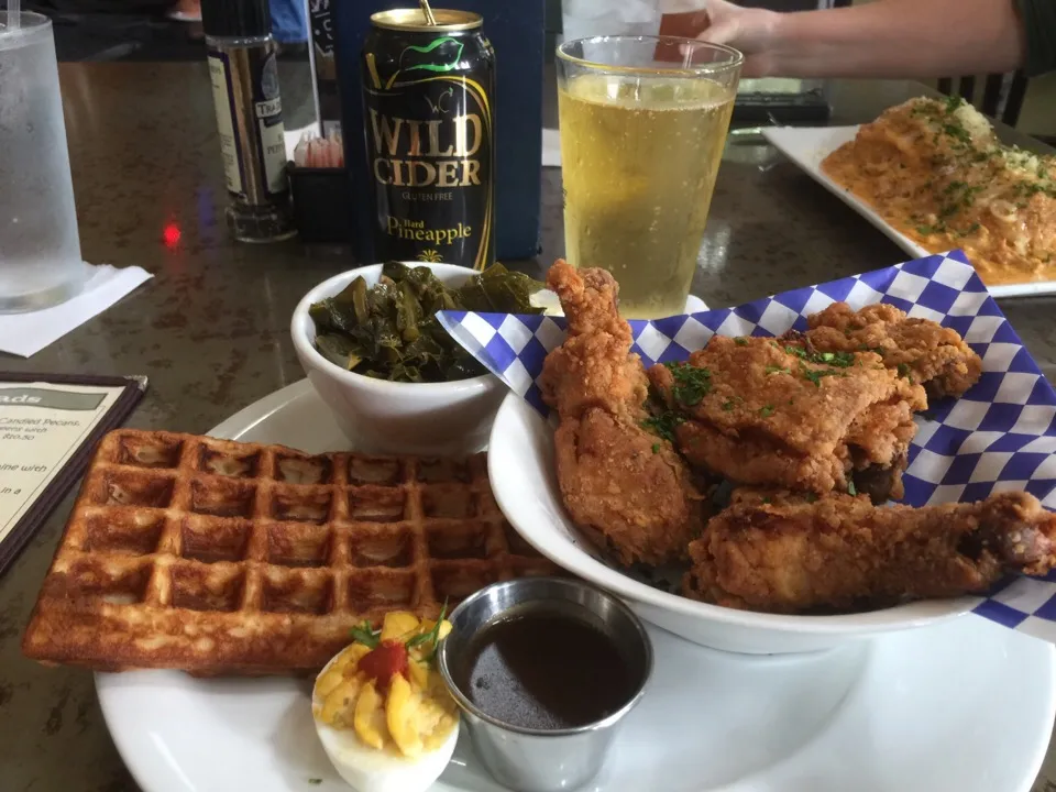 ELLAS
fried chicken and waffles
Tarragon & buttermilk marinated, corn flake fried 2dtrundticks & 1 thigh with Belgian waffle , bourbon maple gravy & collard gre|Richard Thompsonさん