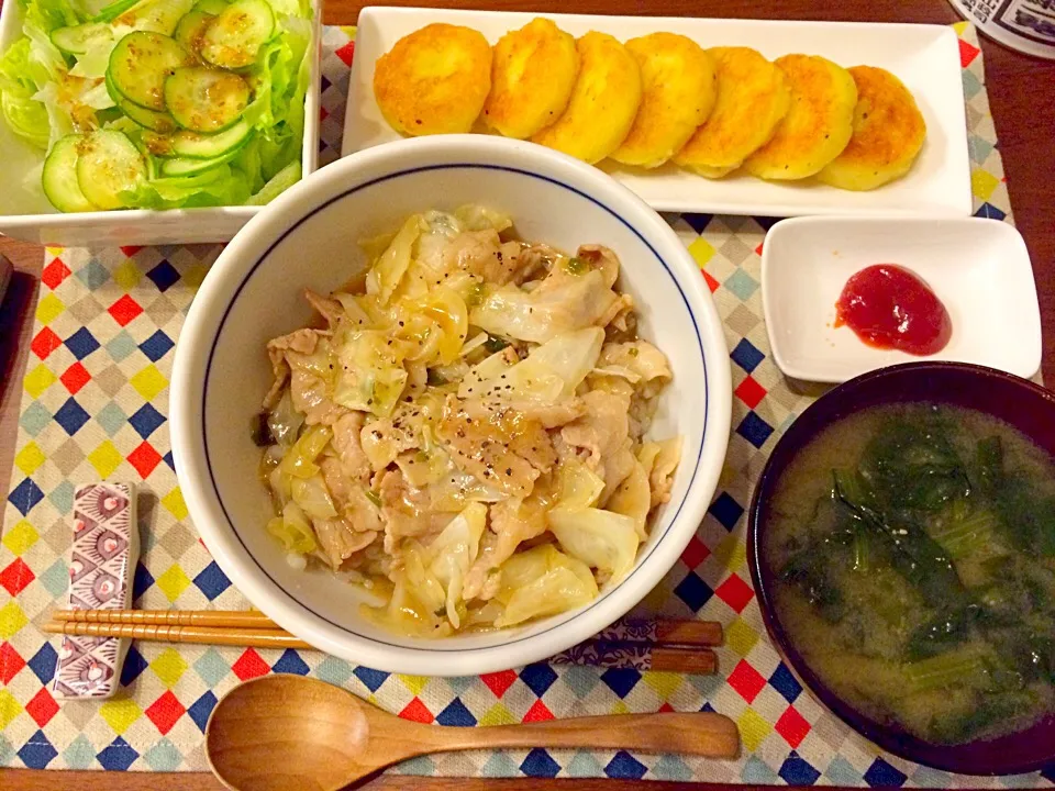 豚バラとキャベツのとろみ丼  じゃがチーズもち ほうれん草のお味噌汁|haseseさん