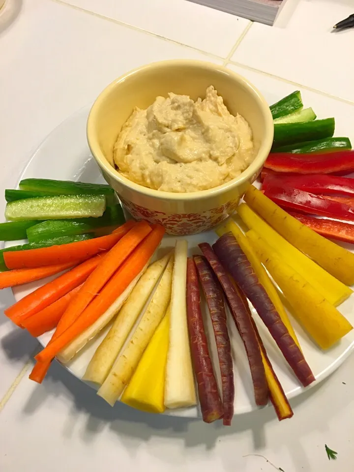 Healthy snack - veggies with hummus: rainbow carrots, cucumber, red pepper|Ashley Jackさん