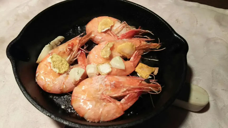 スペインのタパ（tapas）の定番の一品、Gambas a la plancha（エビの鉄板焼き）をスキレットで作りました〰👽 黄色いのは柚中の皮(汗)😅 レモンが無かったので😋|quitaさん