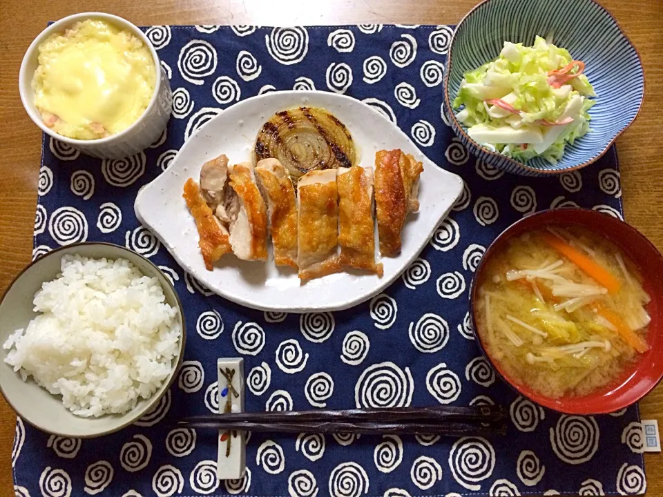 9/30晩御飯
チキンステーキ焼き玉ねぎ添え ベーコンポテトのチーズ焼き 林檎とキャベツのサラダ 味噌汁(えのき、人参、キャベツの芯)|sayakaさん