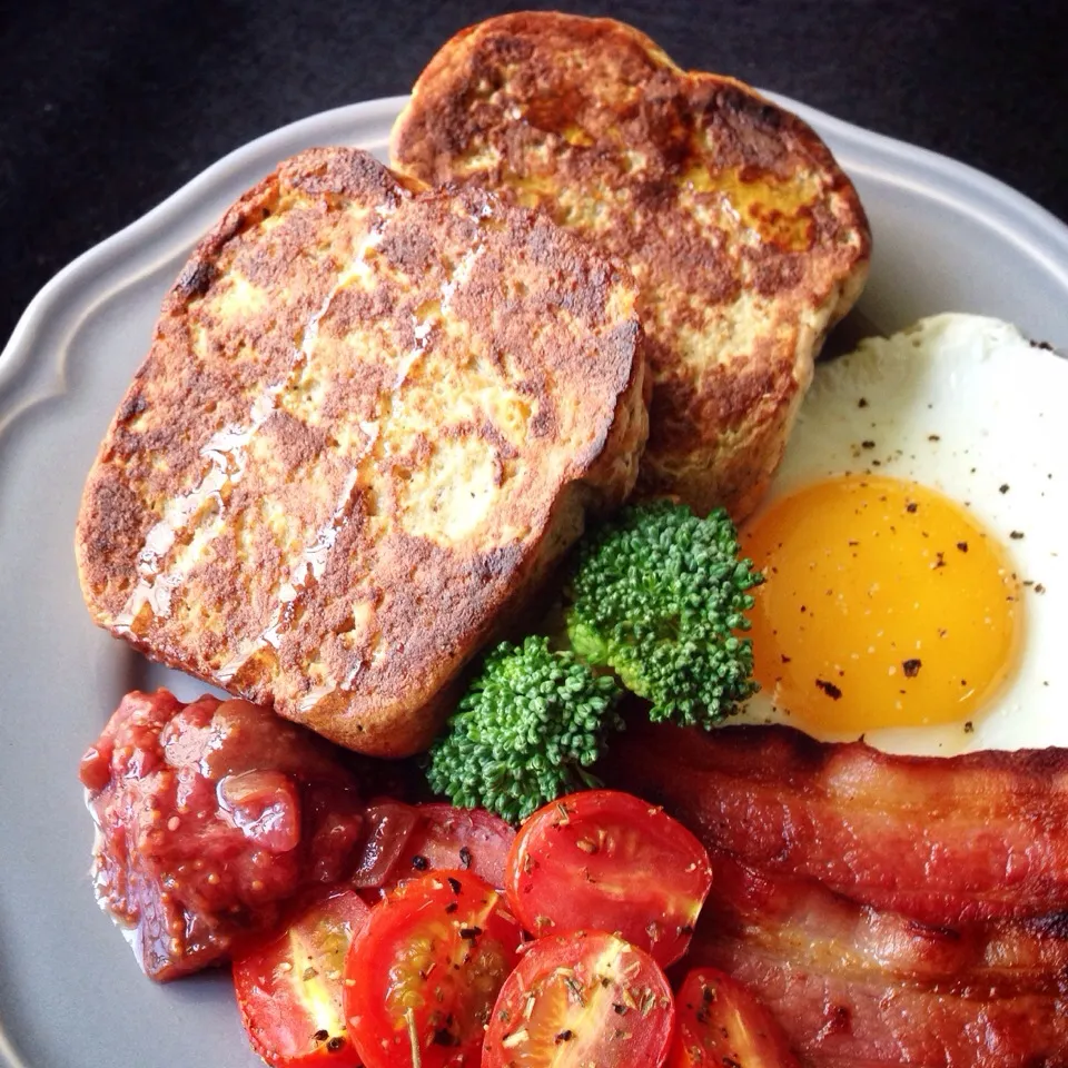 French toast with fig preserves & maple syrup, herb roasted cherry tomatoes, crispy bacon, 🍳|coxiella24さん