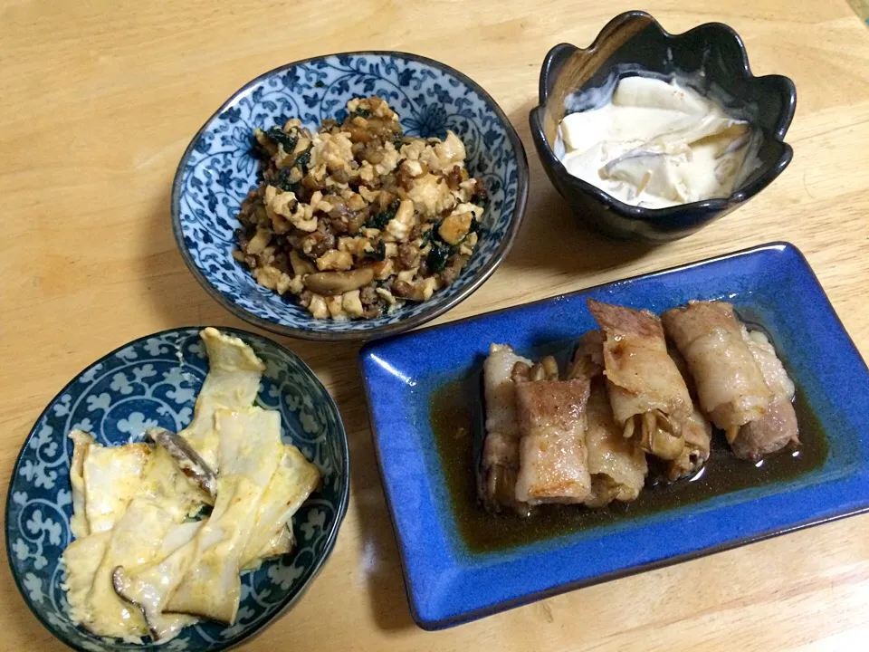 Snapdishの料理写真:舞茸炒り豆腐、舞茸豚バラ巻き、エリンギ焦がしマヨ醤油炒め、エリンギともやしのサラダ|やまださん