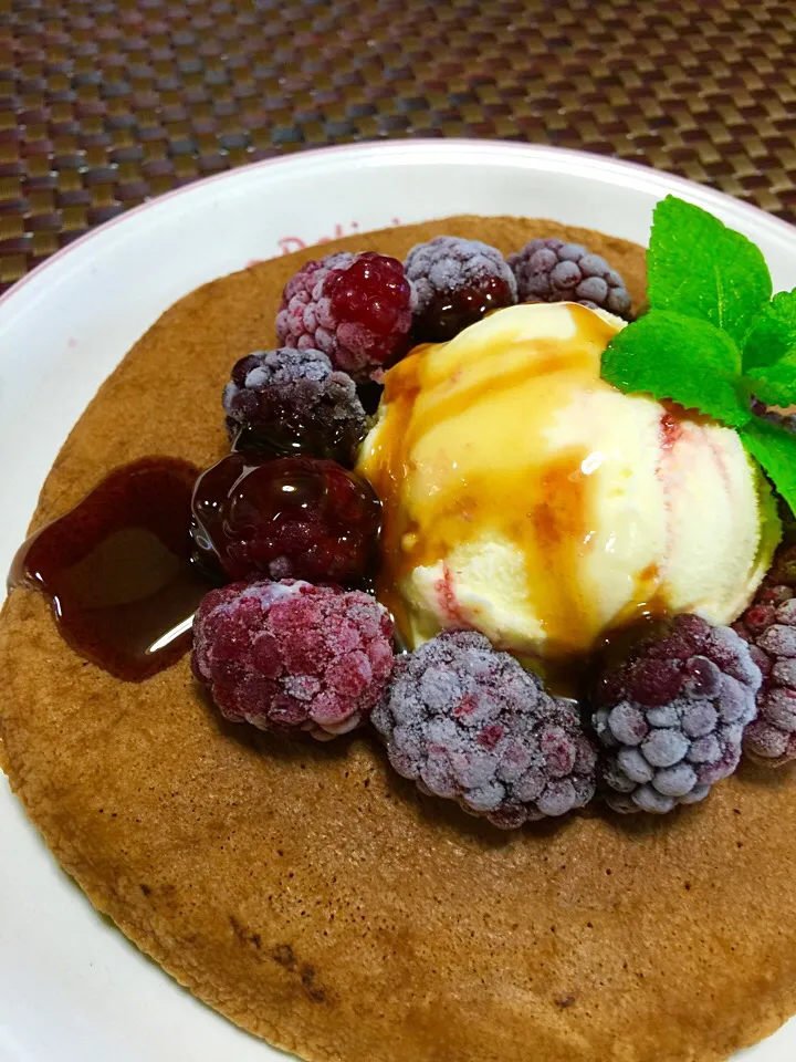 私へのご褒美🙆🏻珈琲パンケーキにアイスと庭で採れたBlackBerryをのせました 黒蜜かけて いただきま〜〜す💕🍴☕️|keikoさん