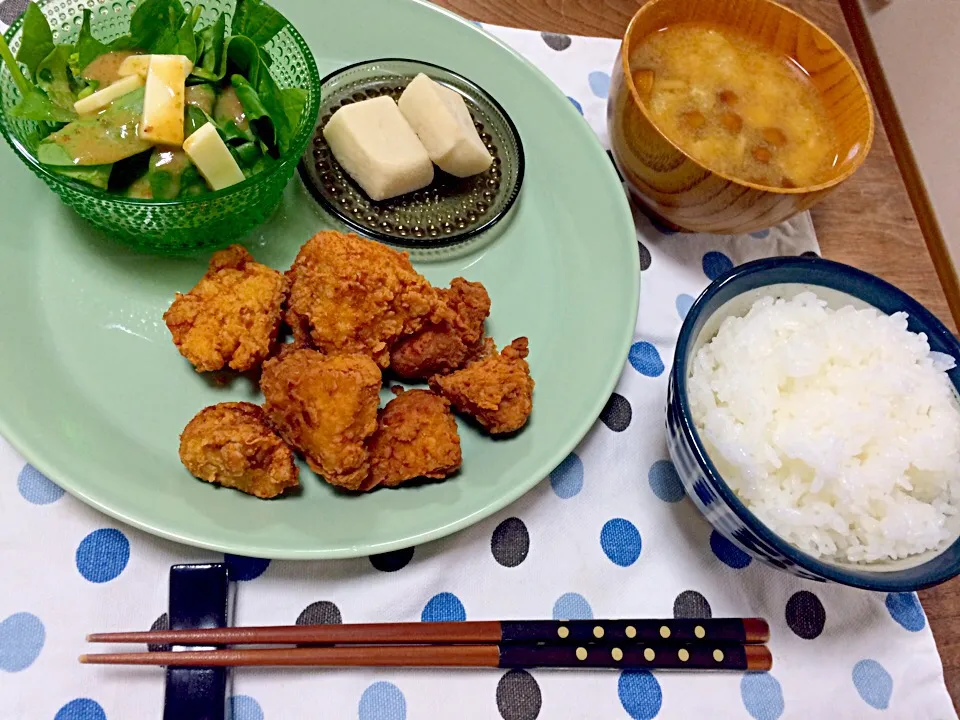 唐揚げ、ほうれん草とチーズのサラダ、高野豆腐煮、なめこと豆腐と油揚げの味噌汁|akeさん