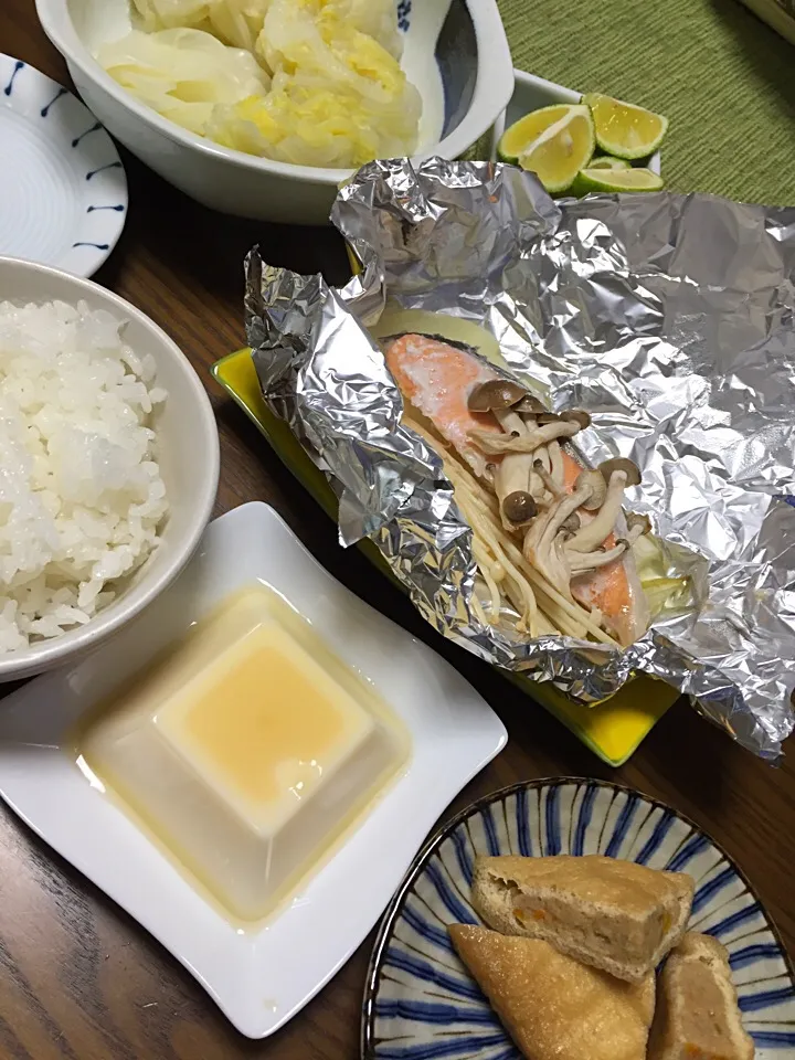 Snapdishの料理写真:鮭のホイル焼き
油揚げの鶏挽肉詰め
白菜のおひたし玉子豆腐|Terumi  Yokosawaさん