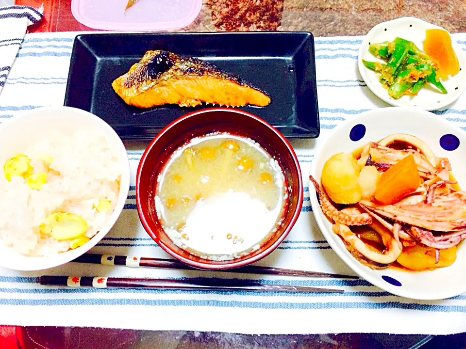 栗おこわ定食🎃秋鮭🎃じゃがいもとイカの煮物|wakame.misoさん